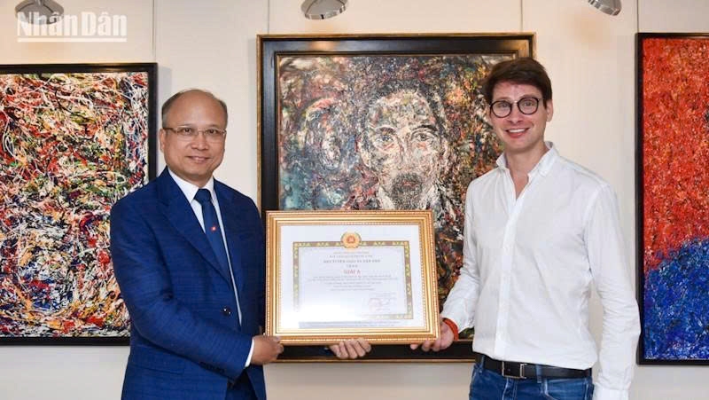 Georg Esco's painting portraiting President Ho Chi Minh wins first prize